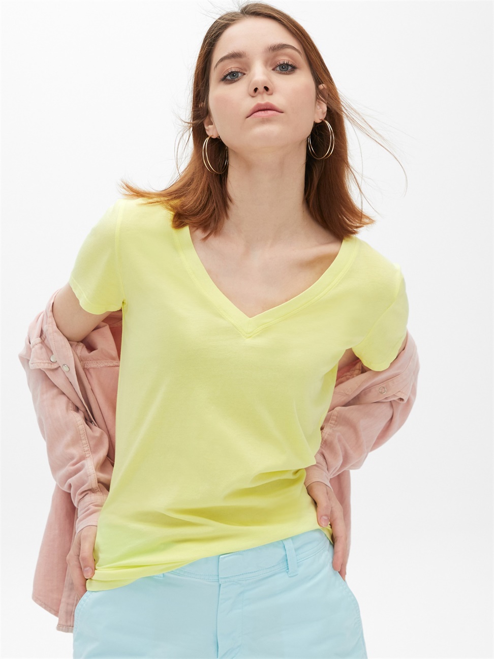 女裝|簡約素色V領短袖T恤-亮黃色