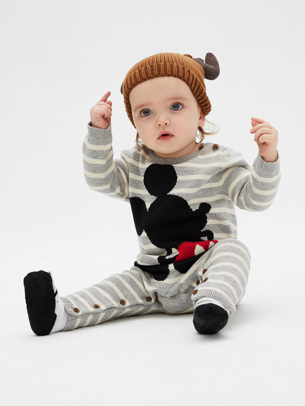 嬰兒裝|Gap x Disney迪士尼聯名 米奇針織圓領長袖包屁衣-淺麻灰