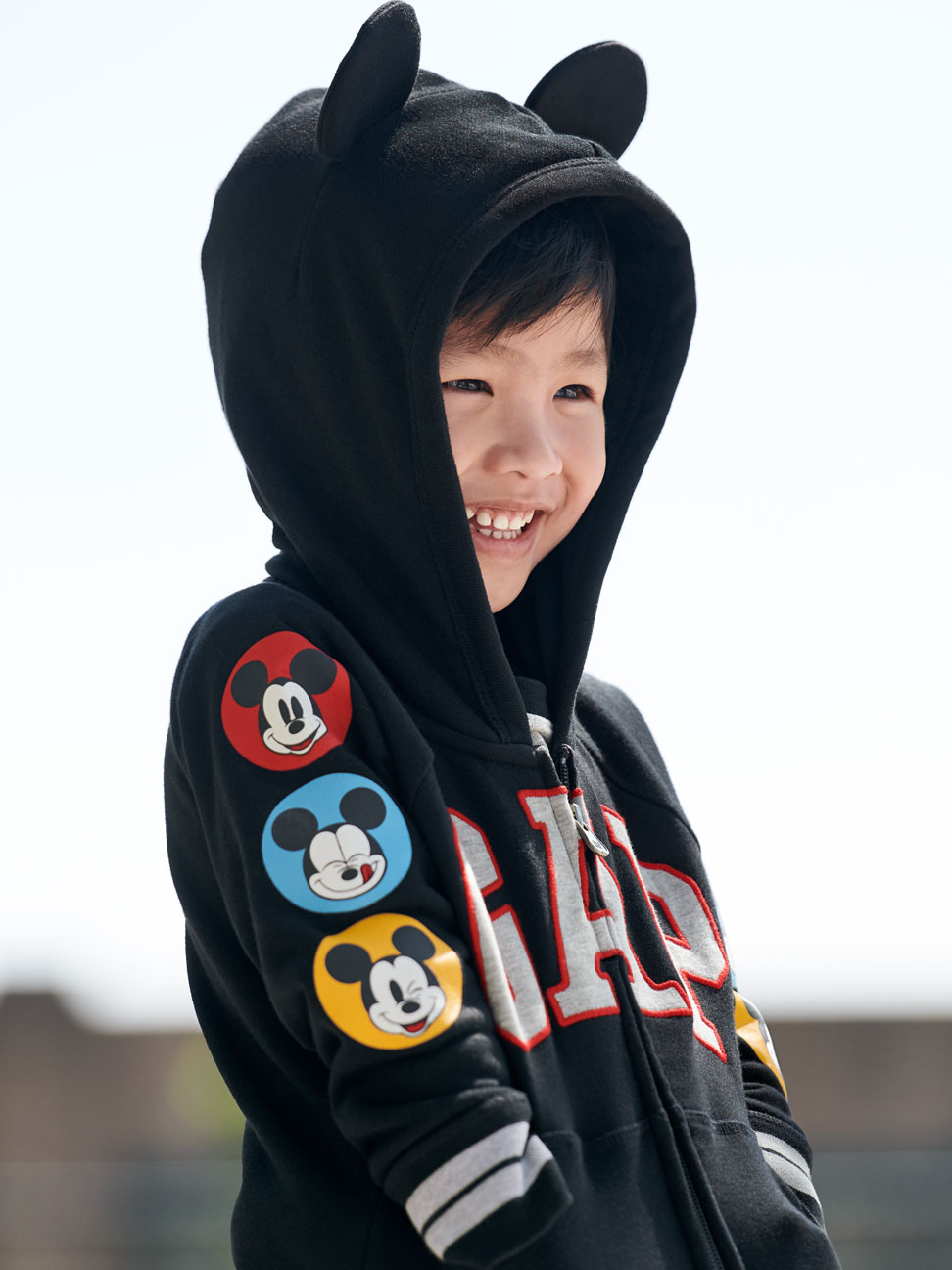 男幼童裝|Gap x Disney迪士尼聯名 米奇印花熊耳連帽外套-正黑色