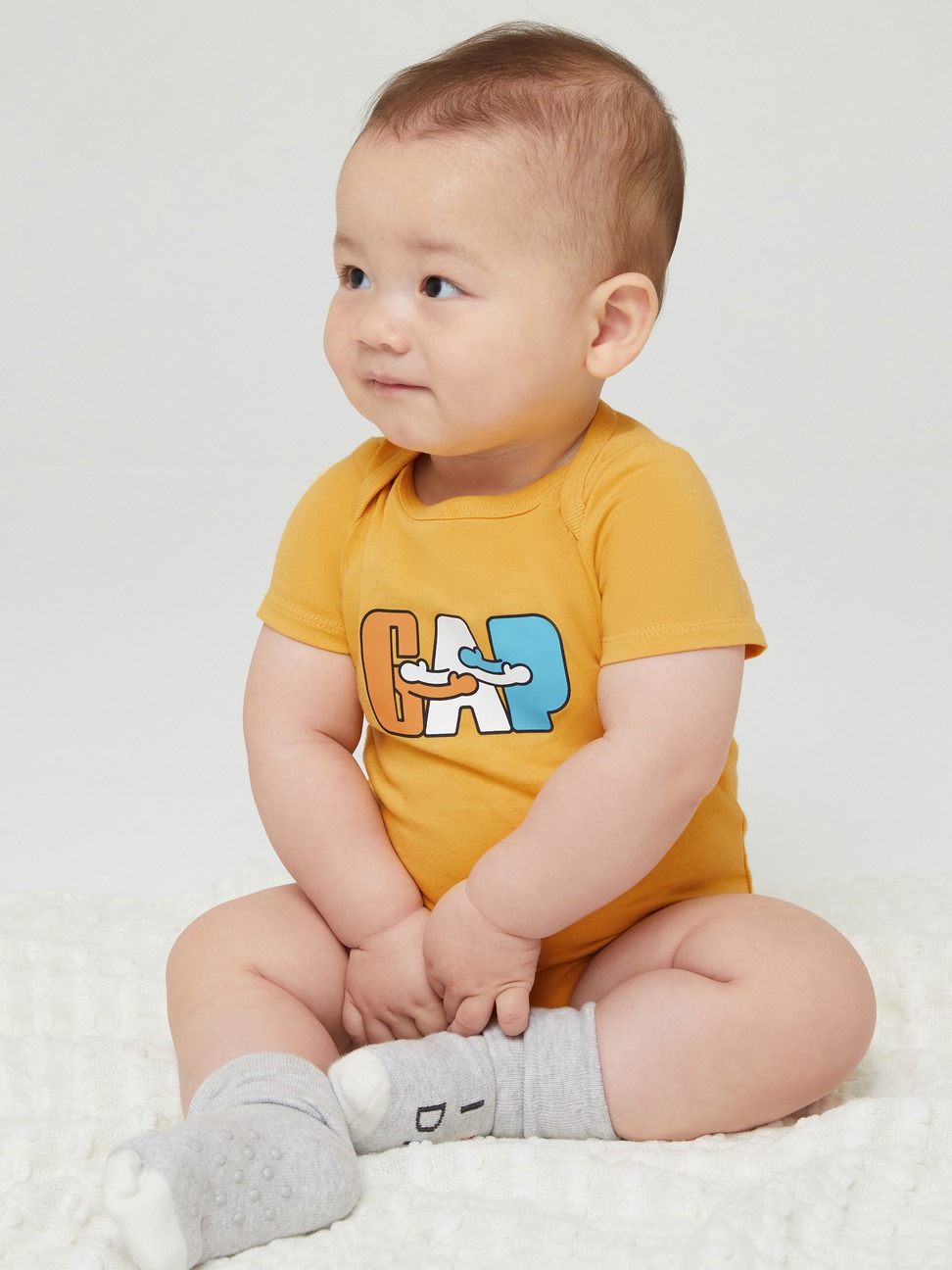 嬰兒裝|Gap x Ken Lo藝術家聯名 純棉印花包屁衣-金黃色