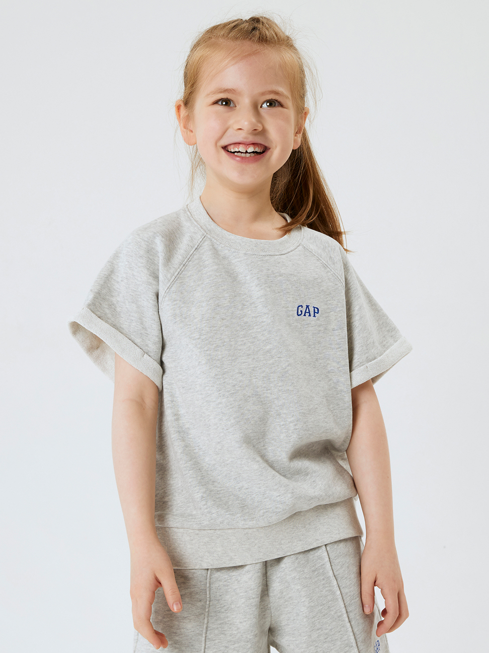 女童|Logo寬鬆短袖休閒運動上衣-淺灰色
