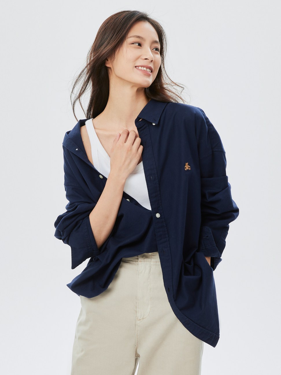 男女同款|清爽小熊刺繡寬鬆長袖襯衫-海軍藍