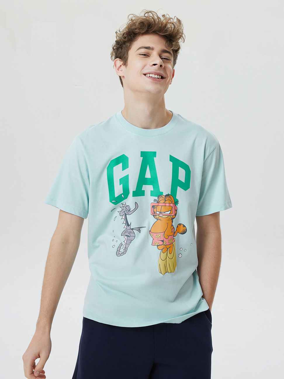 男女同款|Gap x GARFIELD加菲貓聯名 Logo純棉印花短袖T恤-蔚藍色