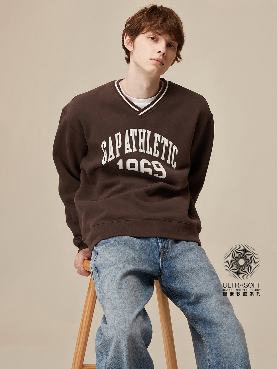 男裝|Logo印花V領大學T-棕色