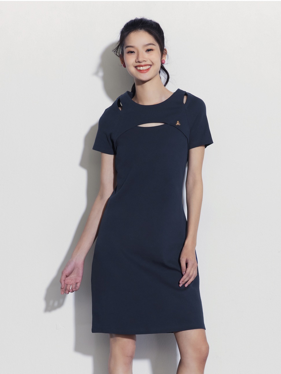 女裝|小熊刺繡圓領短袖洋裝-海軍藍