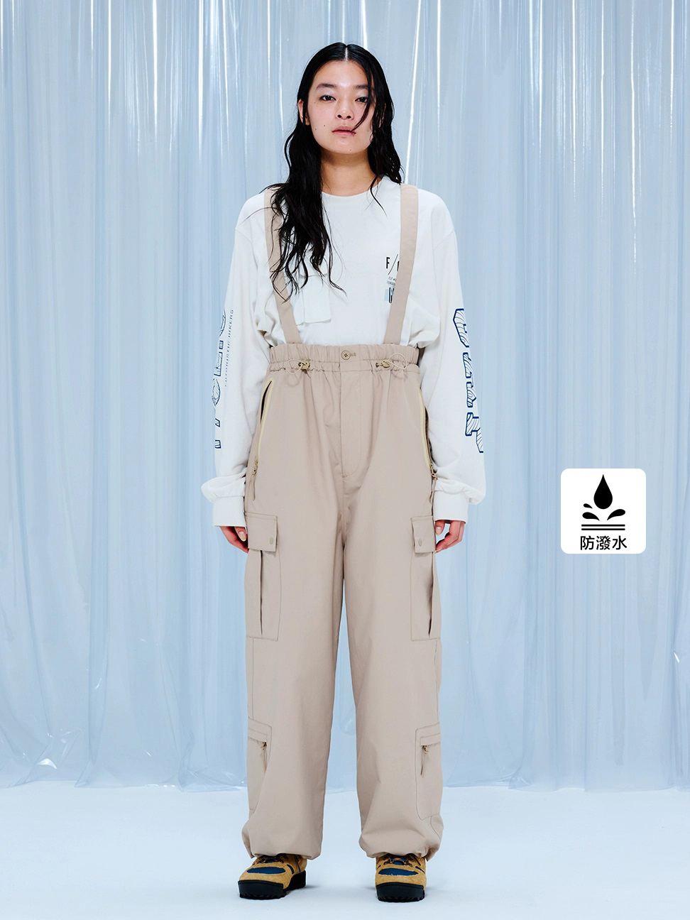 女裝|Gap x F/CE聯名 Logo印花防潑水吊帶褲-卡其色