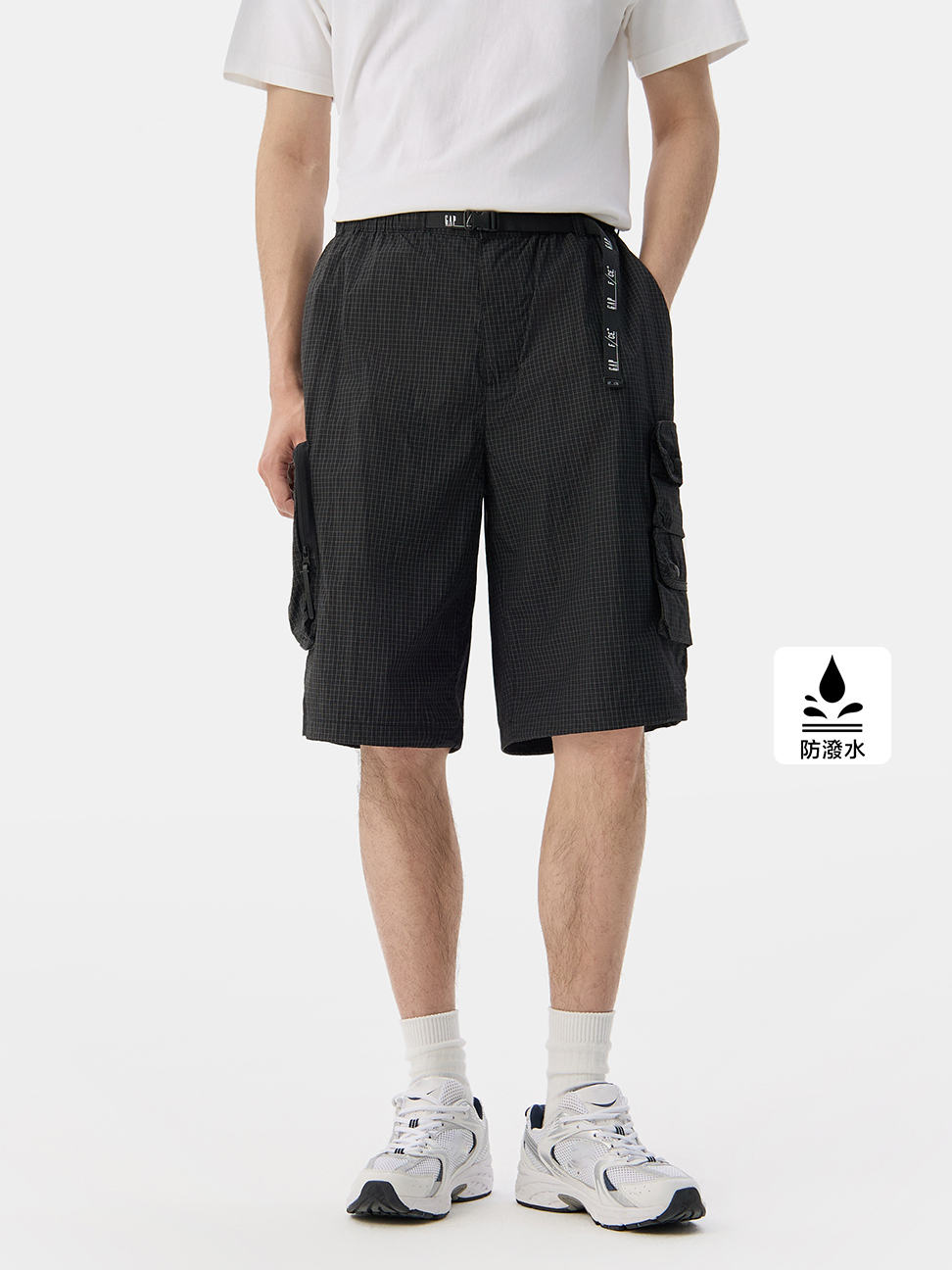 男裝|Gap x F/CE聯名 Logo印花防潑水鬆緊綁帶工裝短褲-黑色
