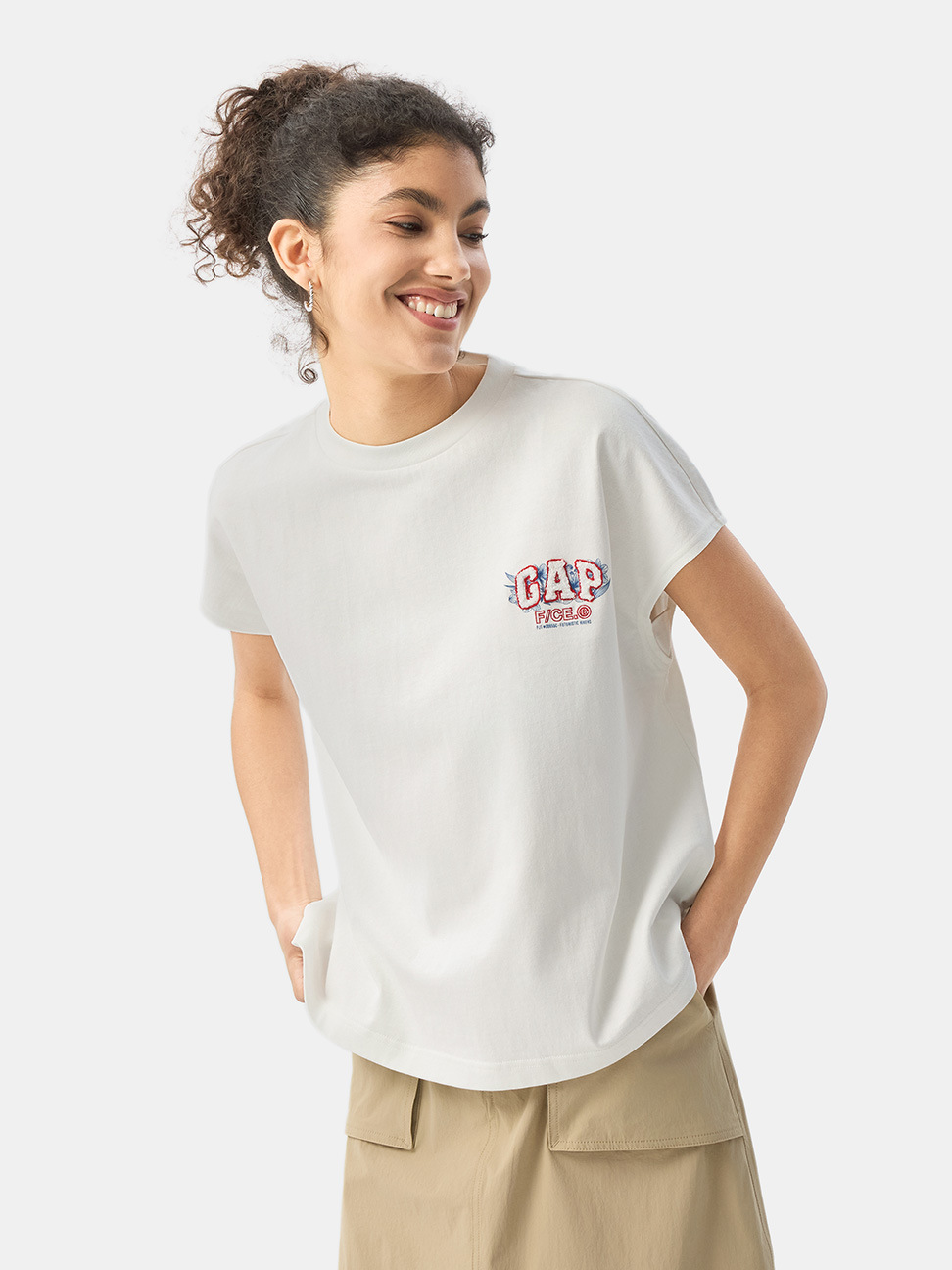 女裝|Gap x F/CE聯名 Logo純棉刺繡印花圓領短袖T恤-白色